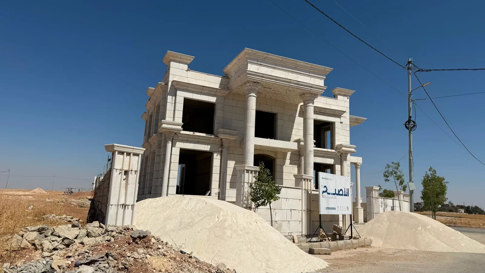 فيلا قيد الإنشاء بطراز كلاسيكي بأعمدة وتيجان منحوتة في حوض العيادات